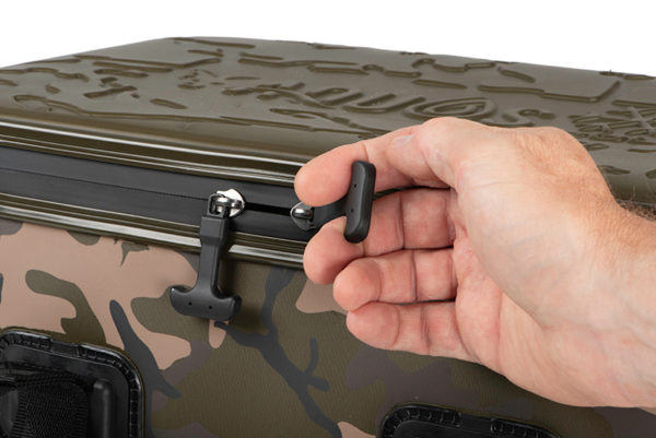 cev025_aquos_camolite_coolbag_20l_zip_puller_detail