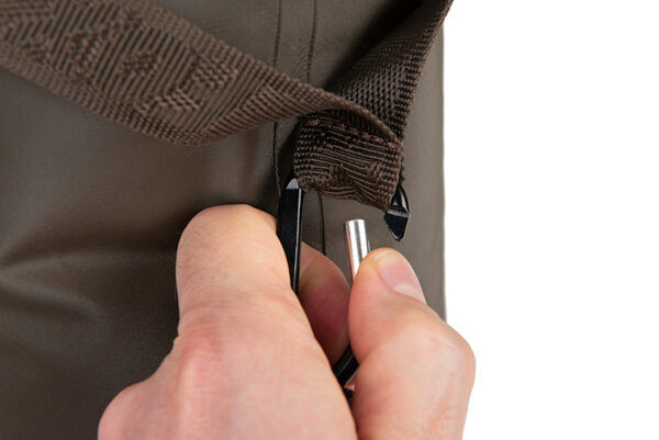 fox_welded_carpmaster_water_carrier_unclipping_carabina_detail