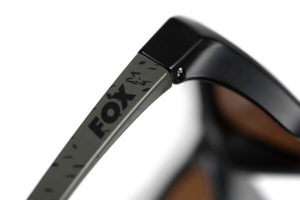 csn048_fox_collection_wraps_blackgreen_brown_lens_logo_detail