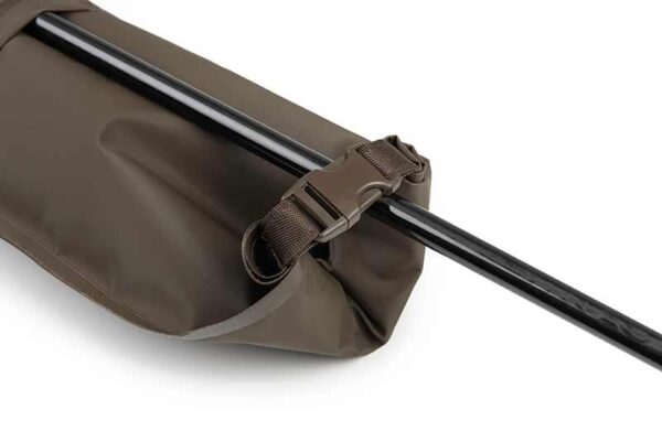 ccc062_fox_welded_carpmaster_standard_stink_bag_closed_with_landing_net_pole_1